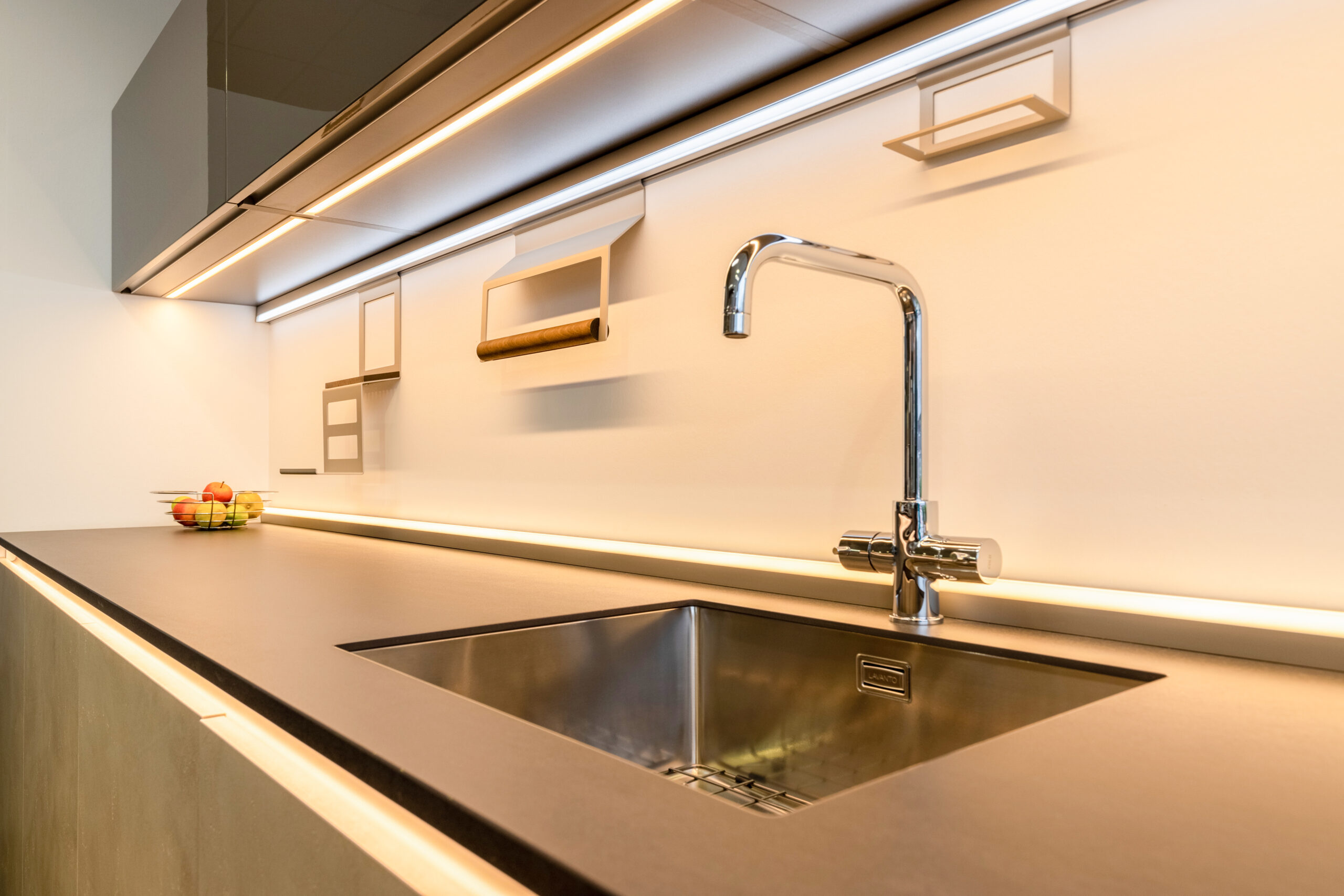 Donkere keuken met sfeerverlichting van Westland Keukens