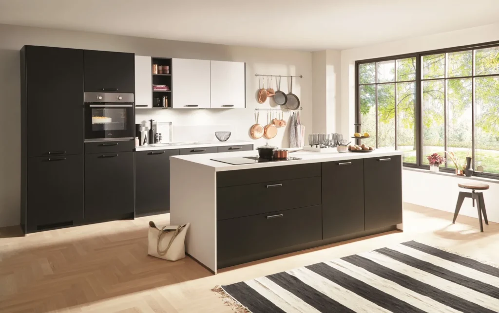 Zwart-witte keuken met kookeiland van Vivari Keukens
