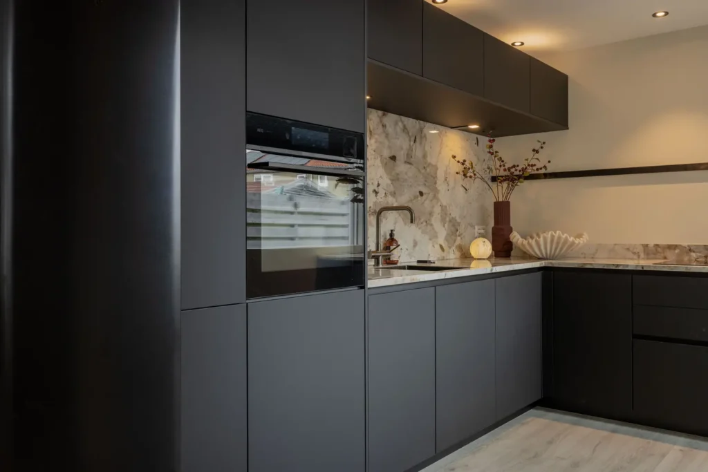 Donkere hotel chic keuken