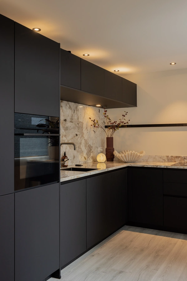 Donkere hotel chic keuken