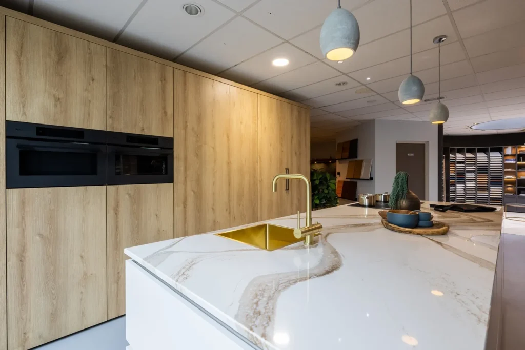 Houten keuken met wit keukeneiland van BK Keukens
