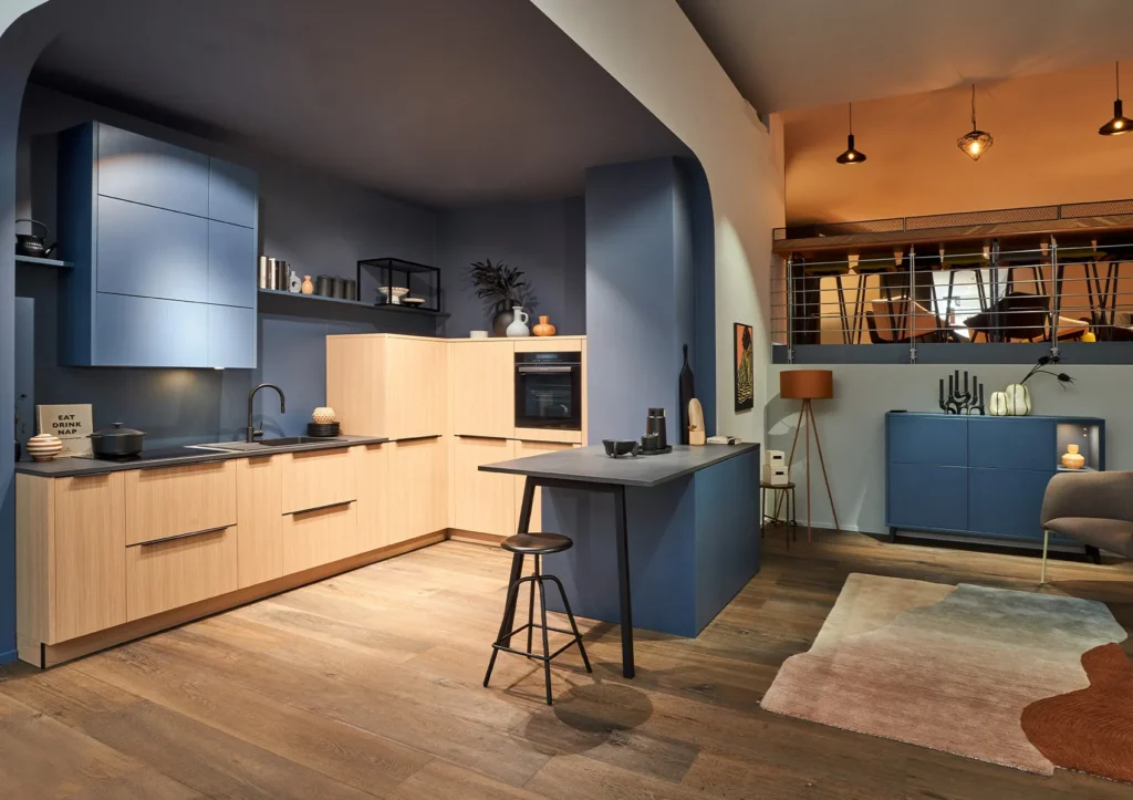 Kleine houten keuken met blauw van Häcker Küchen