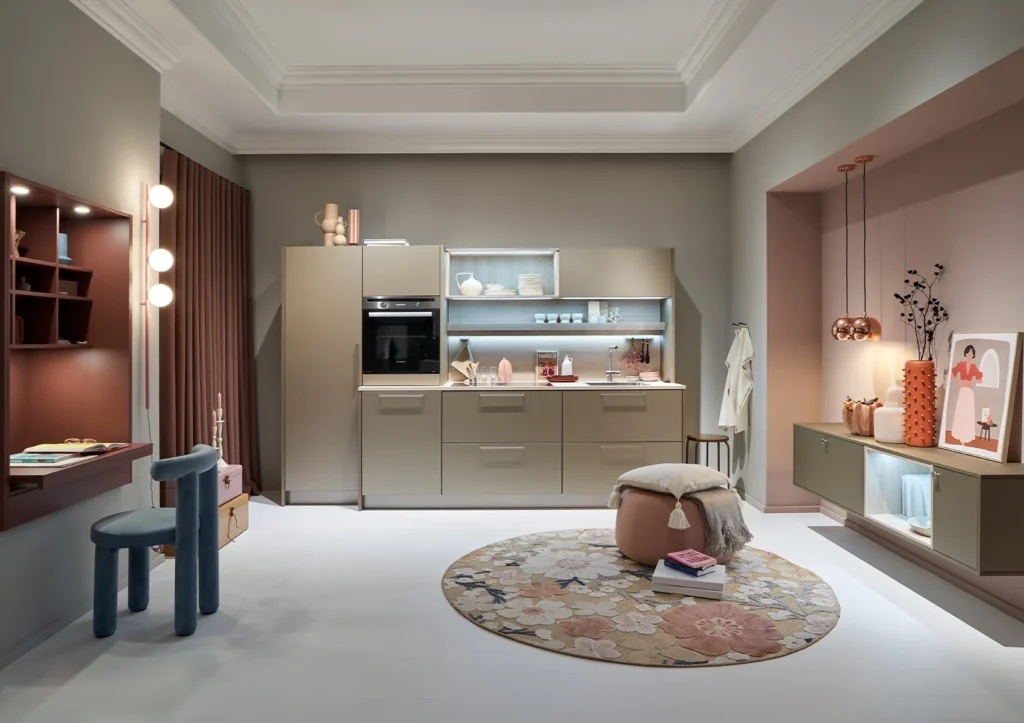 Kleine beige keuken van Häcker Küchen