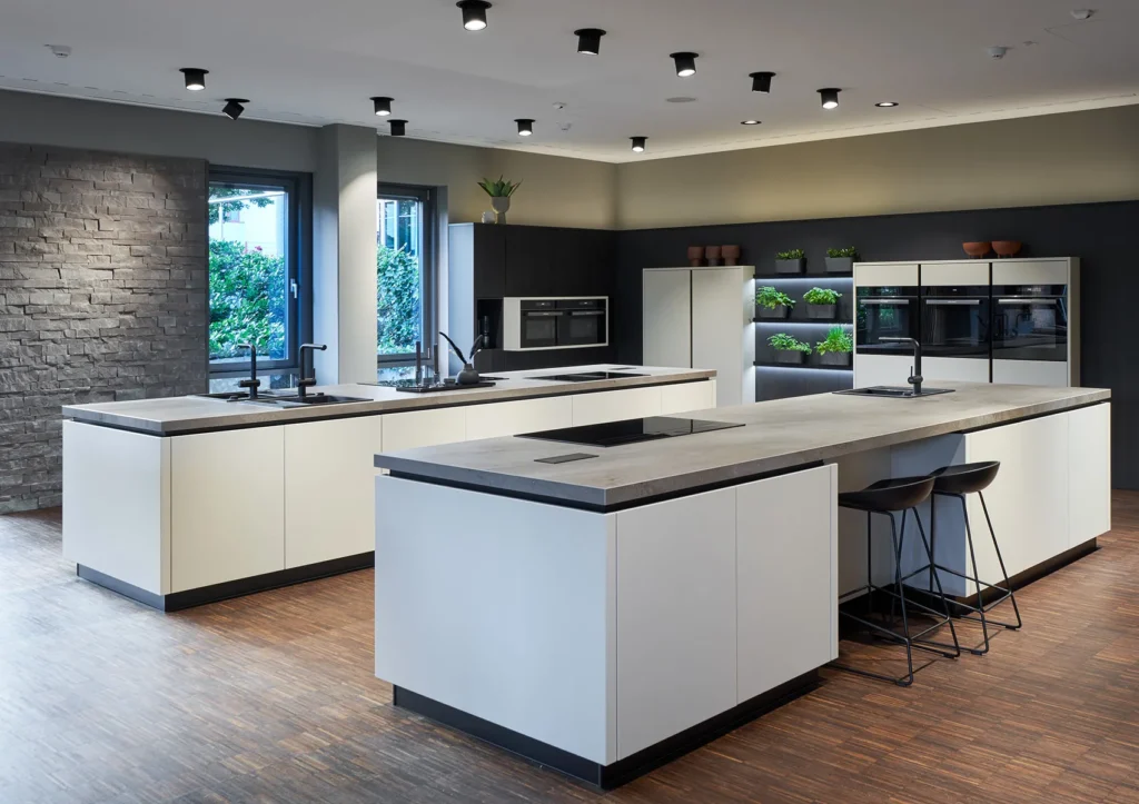 Grote keuken met 2 kookeilanden van Häcker Küchen