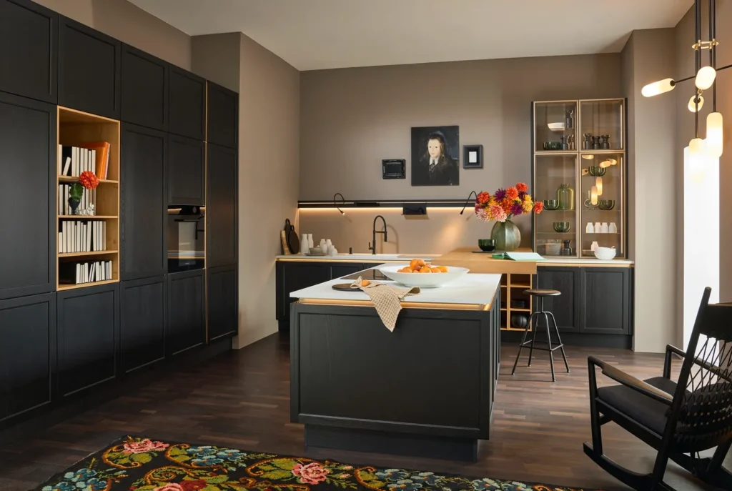 T-Keuken met kastenwand van Logic Kitchen