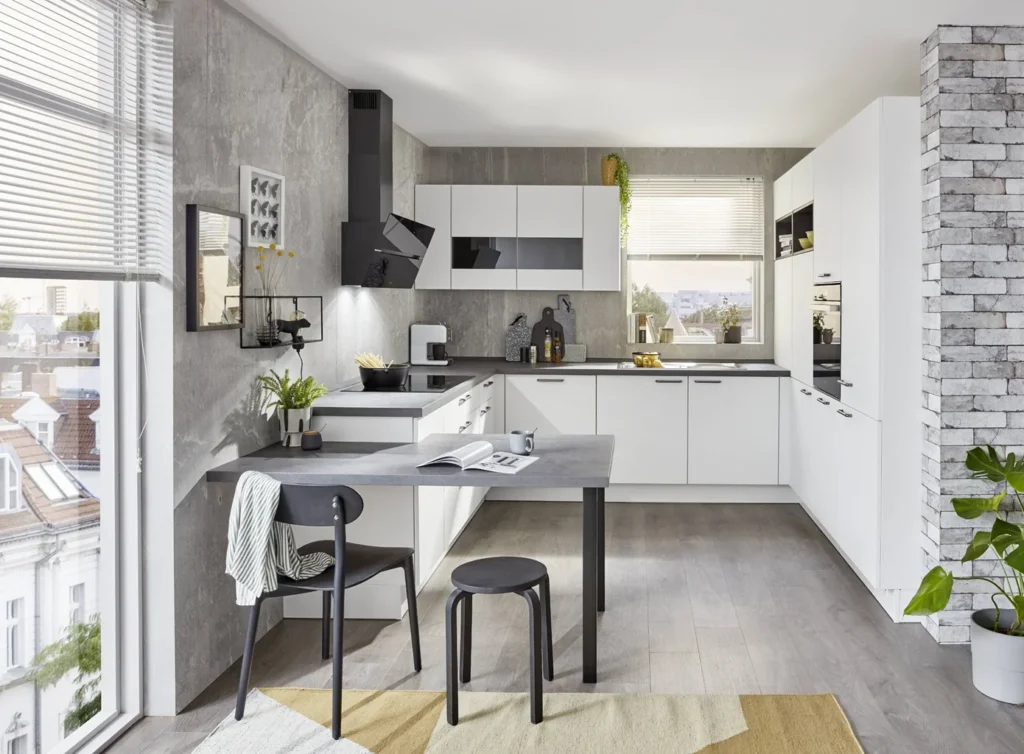 U-keuken met raam van Vivari Keukens