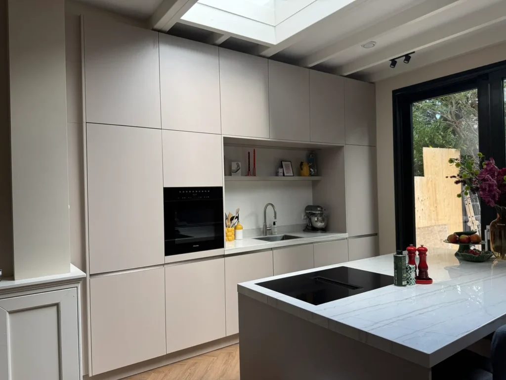 Crèmekleurige keuken met Miele keukenapparatuur