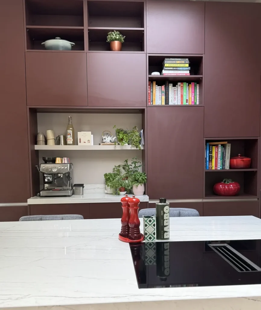 Chique bordeauxrode keuken