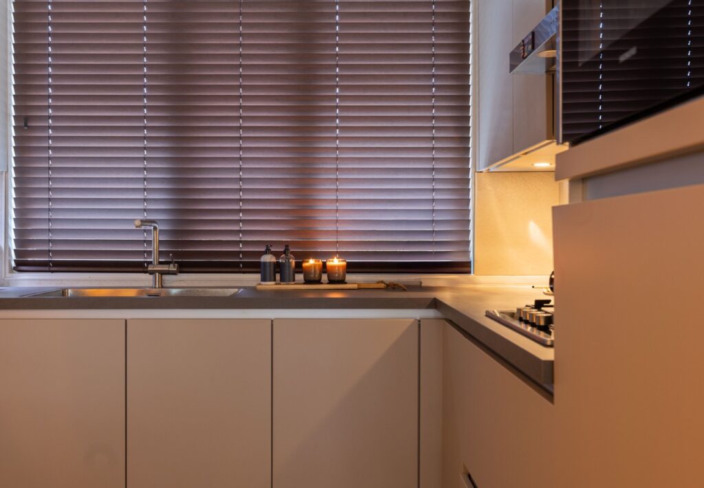 Witte strakke keuken met grijs blad