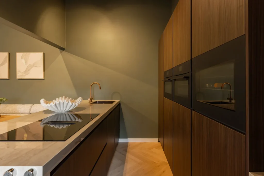 Donkere japandi keuken