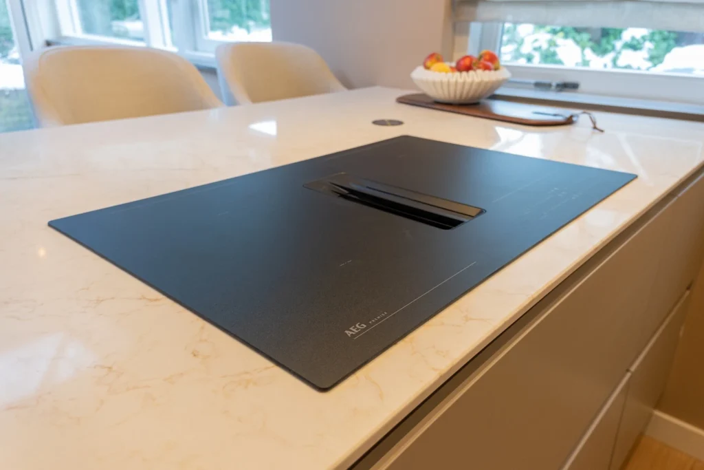 Composiet keukenblad met AEG kookplaat in Kortenhoef